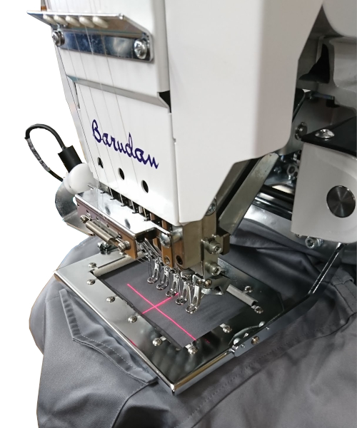 刺繍をする生地を入れると、機械が自動で縫う位置を合わせます